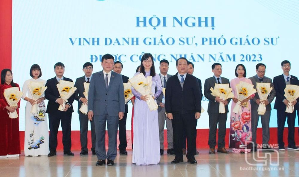 ĐẠI HỌC THÁI NGUYÊN: VINH DANH 29 NHÀ GIÁO ĐƯỢC CÔNG NHẬN CHỨC DANH GIÁO SƯ, PHÓ GIÁO SƯ